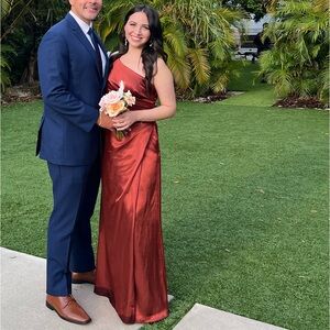 Used once bridesmaid dress. Size 2. I’m 5’0 and 115lb